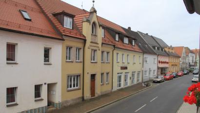 Bild: njn
Die Bräugasse hat vom Kommunbrauhaus seinen Namen. Es befand sich bis 1860 an der Stelle des früheren Rathauses (zweites Gebäude von links).