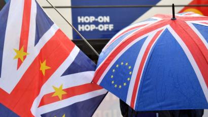 Bild: Dominic Lipinski/PA Wire/dpa
Anti-Brexit-Demonstranten stehen vor dem Parlament in London mit einer Fahne und einem Schirm. Die Entscheidungen der Briten wirken sich auch auf die Oberpfalz aus.