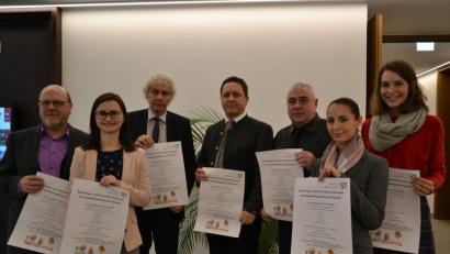 Bild: szl
Für Menschen mit Behinderung oder Pflegebedarf gibt es vom Bezirk Oberpfalz eine neue Beratungsstelle. Dafür werben Landrat Wolfgang Lippert (Dritter von links), das Sachgebiet Sozialwesen und die Sozialverwaltung des Bezirks Oberpfalz. Berater für den Landkreis Tirschenreuth ist Ekkehard Gauglitz (Dritter von rechts).