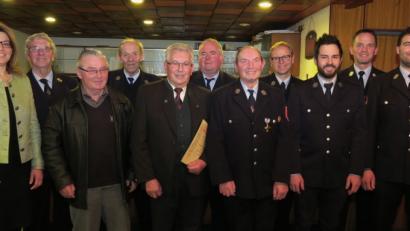 Bild: Hirsch
FFW-Vorsitzender Daniel Schwab, Stadtbrandmeister Klaus Brunner und zweiter Vorsitzender Andreas Bräu (von rechts) sowie dritte Bürgermeisterin Martina Englhardt-Kopf (links) ehrten die langjährigen Mitglieder Johann Schwab, Johann Mauerer, Johann Huger, Martin Schmid, Max Widder, Jakob Kammerl und Alexander Widder (von links).