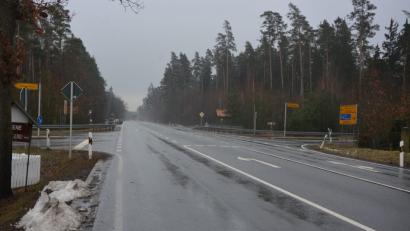 Bild: jr
Keine Notwendigkeit sehen die zuständigen Behörden für die von der Gemeinde Leonberg beantragte Schaffung einer Tempo-70-Zone auf der B15 im Bereich der Abzweigungen nach Themenreuth (links) und Münchsgrün (rechts).