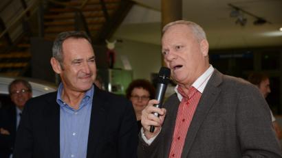 Bild: Hartl
Mit einigen Anekdoten aus seiner 37-jährigen Zeit als Sportreporter wartete Rolf Töpperwien (rot gestreiftes Hemd mit weißen Kragen) vor zwei Jahren beim Neujahrsempfang des FC Amberg auf. Links Richard Wagner von der Spedition Wagner, der Töpperwien nun als Moderator gewonnen hat.