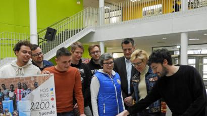 Bild: Winkler
Bei der Scheckübergabe erklärt Constantin Vogel (rechts) vom Studentenverein „Hydro Solution“, wie der Filter aus schmutzigem Wasser sauberes macht. Für die großzügige Spende dankte er der Schulfamilie der FOS/BOS.