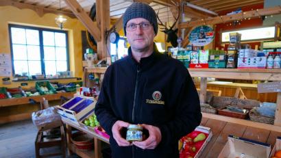 Bild: bsc
Es muss nicht immer die Suche nach einer neuen Geschmacksnote für ein Bier sein. Braumeister Christian Mitterbauer (Bild) freut sich auch über den Verkaufserfolg des Bier-Bio-Senf im Dorfladen der Friedenfelser Betriebe.