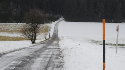 Bild: bey
Noch herrscht winterliche Idylle, im nächsten Jahr werden die Baumaschinen das Landschaftsbild beherrschen. Für den Ausbau der Gemeindeverbindungsstraße von Miesbrunn nach Reinhardsrieth (Markt Waidhaus) erhält die Stadt Pleystein als Empfängerin von Stabilisierungshilfe einen hohen Zuschuss.
