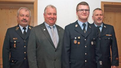 Bild: sön
Kreisbrandmeister Jürgen Ehrnsberger (rechts), Kreisbrandrat Fredi Weiß und Bürgermeister Markus Dollacker gratulierten Michael Rothut III (von links) zur Wahl zum Kommandanten der Feuerwehr Thanheim. Ihr fehlt aber nach wie vor ein Stellvertreter.