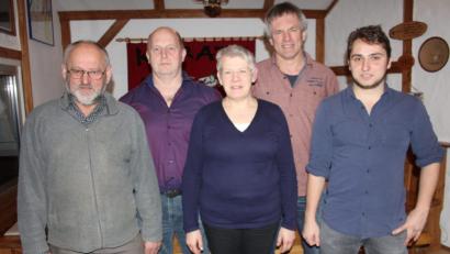 Bild: frd
Die neu gewählte Führung des Karatevereins mit (von links) Hans Ruml (Vorsitzender), Hans Plecher (zweiter Vorsitzender), Sabine Köppl (Frauen- und Kinderbeauftragte), Robert Vögl (Schriftführer) und Tobias Schwarz (Kassier).