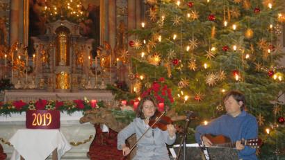 Bild: jzk
„Diesen Tag, Herr, leg ich zurück in deine Hände“ spielen Kathrin Karban-Völkl und Robert Baier als musikalische Einstimmung auf das ökumenische Abendgebet zur Wochenmitte in der Stadtpfarrkirche.