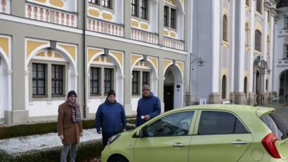 Bild: kgg
Bürgermeister Bernd Sommer zusammen mit den beiden kommunalen Parküberwachern Gerhard Laab und Markus Mickisch (von links) am Basilikaplatz. Der ist im Moment ein sprichwörtlich heißes Pflaster für Verkehrsteilnehmer, die ihre Autos dort parken.