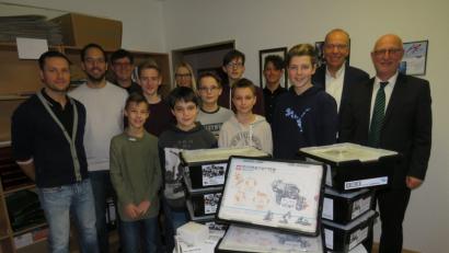 Bild: adj
Im Beisein der zuständigen Lehrer und einiger Schüler überreicht IGZ-Geschäftsführer Wolfgang Gropengießer(Zweiter von rechts) die Robotik-Baukästen an Schulleiter Anton Hochberger (rechts).