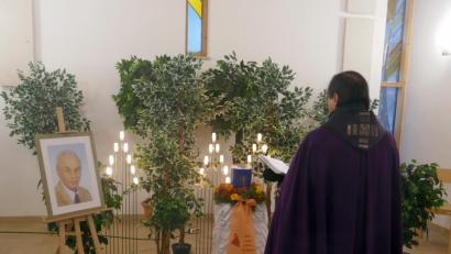 Bild: mor
Stadtpfarrer Bernhard Müller erinnerte beim Requiem an den auch in der Kirche sehr engagierten Leo Suttner. Die Urne wurde auf dem Stadtfriedhof beigesetzt.