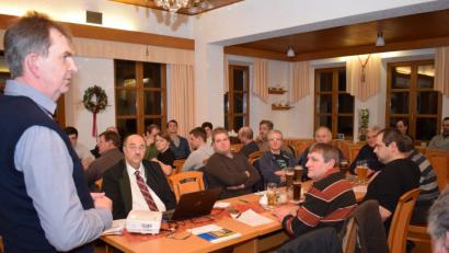 Bild: bnr
BBV Kreisobmann Josef Irlbacher sprach sich gegen das Volksbegehren "Stoppt das Artensterben " aus. Er sieht darin einen unzulässigen Eingriff in das Eigentumsrecht des Bauern. Die bisherige Freiwilligkeit bleibt dabei auf der Strecke.