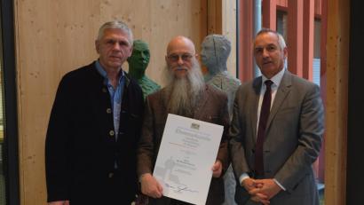 Bild: exb/Petra Nickl
Behördenleiter Thomas Gollwitzer (rechts) überreichte Thomas Henning (Mitte) die goldene Ehrennadel Ländliche Entwicklung zur Würdigung seines außergewöhnlichen Engagements für den Ländlichen Raum. Seine Nachfolge beim Verband übernimmt Erwin Michl (links).