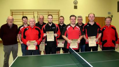 Bild: wro
Das Foto zeigt die Vereinsmeister mit den Platzierten nach der Siegerehrung. Der Vorsitzende des TB Jahn Wiesau, Gerd Priemer (links), und Spartenleiter Beppo Sertl (rechts) gratulieren.