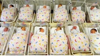 Symbolbild: Waltraud Grubitzsch/dpa
Im Landkreis Neustadt/WN kletterte die Geburtenzahl von 760 im Jahr 2017 auf 811 in 2018.