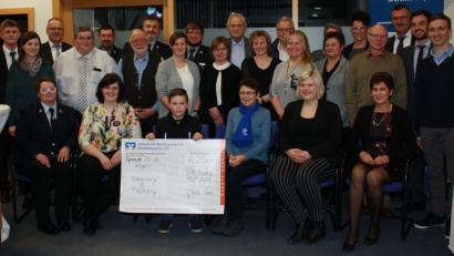 Bild: lk
6250 Euro durfte die Volksbank Raiffeisenbank verteilen. Im Bild die Spendenempfänger sowie Falkenbergs Bürgermeister Herbert Bauer (hinten Sechster von links), Geschäftsstellenleiterin Gudrun Teicher (hinten Fünfte von rechts), Geschäftsstellenleiter Helmut Thoma (hinten Zweiter von links) und Regionalmarketingleiter Berthold Bauer (hinten Dritter von rechts).