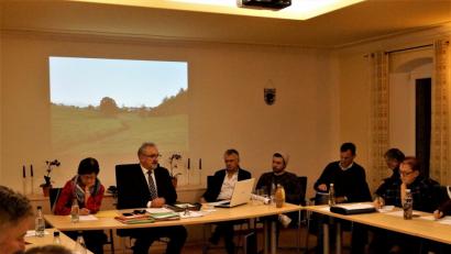 Bild: arw
Zum Thema, Gemeindehaus Wurz spricht Bürgermeister Rudolf Schopper (Zweiter von links). Die Fachausführungen halten Uli Greiner, Maximilian Greiner, Daniel Dobmeyer und Herbert Schneider (von links).