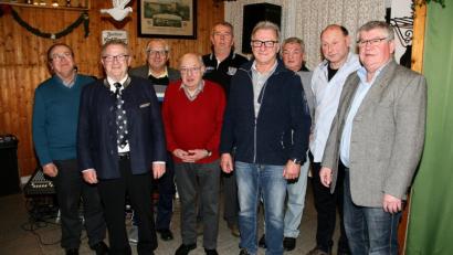 Bild: wro
Lobes- und Dankesworte gehen an die Wiesauer Brieftaubenzüchter für ihre erfolgreichen Wettbewerbsteilnahmen. Mit im Bild Vorsitzender Rudolf Höcht (rechts) und 2. Bürgermeister Fritz Holm (Zweiter von links).
