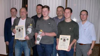 Bild: sh
Die neuen Fischerkönige und Vereinsmeister werden ausgezeichnet durch Bürgermeister Konrad Kiener (links), Vorsitzenden Markus Schwarzbauer (rechts) und seinen Stellvertreter Uwe Mußhoff (Dritter von rechts).