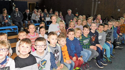 Bild: wlr
Die Kinder freuen sich über das Weihnachtsgeschenk in Form von Tickets für das Kasperltheater.