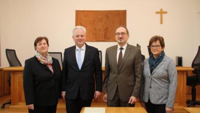 Bild: Christopher Dotzler
Amtsgerichtsdirktor Ewald Ebensperger (Zweiter von rechts) sowie seine Stellvertreterin und Richterin Petra Froschauer (links) und Geschäftsleiterin Elisabeth Langen freuten sich über den Besuch von Oberlandesgerichts-Präsident Thomas Dickel.