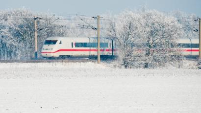 Bild: Julian Stratenschulte/dpa
Ein ICE der Deutschen Bahn fährt bei Schnee und Eis auf der Bahnstrecke Hannover-Berlin.