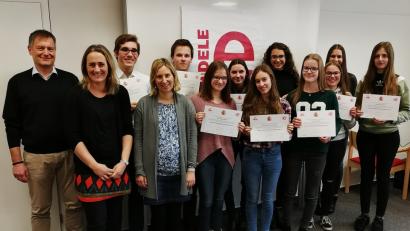 Bild: exb
Die Schüler des JAS-Gymnasiums freuten sich mit Schulleiter Christian Schwab (links) und den beiden Spanischlehrerinnen Stefanie Schmid (Zweite von links) sowie Elisabeth Bergmann (Vierte von links) über die Sprachzertifikate des spanischen „Instituto Cervantes“.