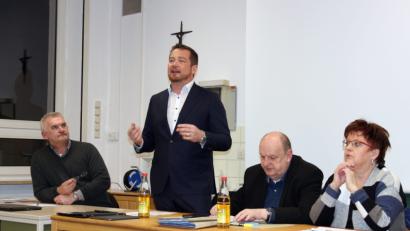 Bild: stg
Bundestagsabgeordneter Uli Grötsch (stehend), zugleich auch Generalsekretär der Bayern-SPD, diskutierte mit den Genossen im Kreis Tirschenreuth den Zustand der Gesamtpartei. Mit am Podium saßen (v.l.) Stellvertretender Kreisvorsitzender Uli Roth als Moderator, Kreisvorsitzender Rainer Fischer sowie Bezirksrätin Brigitte Scharf.