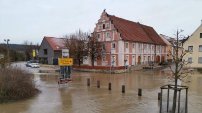 Bild: Matthias Stark/dpa
Mehr als genug Wasser steht in den Straßen von Harburg. Das Hochwasser an der Wörnitz in Schwaben hat in der Nacht zum Dienstag im Landkreis Donau-Ries die zweithöchste Meldestufe erreicht.