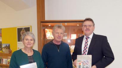 Bild: exb
Gerald Morgenstern (Mitte) überreichte die Neuauflage seines Truppenübungsplatzbuches an Bürgermeister Hans Martin Schertl (rechts) und Kulturamtsleiterin Adolfine Nitschke.