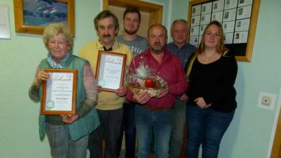 Bild: bgl
Beim Kleintierzuchtverein ehrte Vorsitzender Max Deyerl (Zweiter von links), der eine Auszeichnung für 50-jährige Mitgliedschaft erhielt, die Mitglieder (von links) Barbara Becher, Albert Fink, Michael Gräbner, Georg Meier und Anita Seidl.