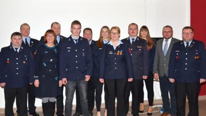 Bild: fjo
Vorsitzender Sandro Hochwart (rechts) zählt zu den langjährigen Aktiven der Ortsfeuerwehr, ebenso die beiden Kommandanten Hans-Peter Müller und Markus Schwarz (von links), sowie Johann Dierl (Vierter von links).