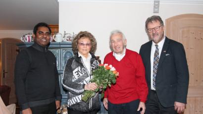 Bild: pi
Pfarrer Julius Johnrose (links) und Bürgermeister Johann Maurer gratulieren Erika uns Hans Wloka zum 60. Hochzeitstag.