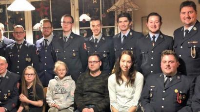 Bild: wlr
Die verantwortlichen der Etzenrichter Feuerwehr Kommandant Michael Roith (hinten rechts) und Vereinsvorsitzender Wilhelm Wittmann (sitzend zweiter von links)m freuen sich mit 2. Bürgermeister Hans Beutner (hinten links) über die zahlreichen Geehrten, Beförderderten, Leistungsträger und Neuaufnahmen.