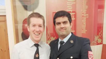 Bild: edo
Die Verstärkung für die Aktiven der Feuerwehr Oberbibrach kommt von weit her: Nicht nur Vorsitzender Martin Kräml freut sich über den aus dem Iran stammenden Neuzugang Amir Eskandari.