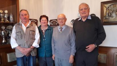 Bild: nib
Michael und Erna Niedermeier (von links) bilden gemeinsam mit Vorsitzendem Alfred Neidl (rechts) die erfolgreiche Schlaggemeinschaft des Vereins "Heim zum Fensterbach". Franz Hofrichter (Zweiter von rechts) wurde für r 50 Jahre Mitgliedschaft geehrt .