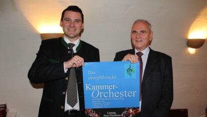 Bild: exb
Landrat Thomas Ebeling und Alois Hagl, Vorsitzender des Partnervereins, rühren die Werbetrommel für das Kammerkonzert.