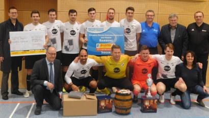 Bild: hai
Die Verantwortlichen gratulieren der Siegermannschaft.