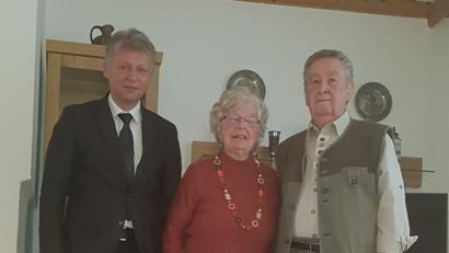 Bild: lk
Das Jubelpaar mit dem Bürgermeister (von links): 1. Bürgermeister Lothar Müller und Anneliese und Michael Röser.