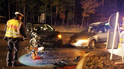 Bild: bl
Zwei Verletzte gab es am früghen Freitagmorgen bei einer frontalen Kollision auf der Staatsstraße 2145 zwischen Schwandorf und Steinberg.