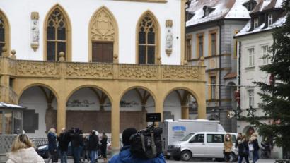 Bild: Petra Hartl
Kamerateams vor dem Amberger Rathaus. Weshalb zwei der jungen Asylbewerber keinen Wohnsitz haben, war dort aber nicht Thema.