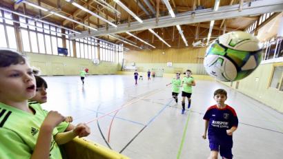 Bild: cgh
Hochbetrieb unter dem Hallendach herrscht am Wochenende in der Hirschauer Schulturnhalle beim 19. Budenzauber des TuS/WE Hirschau.