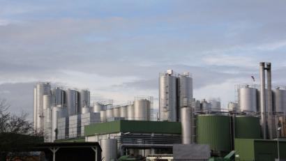 Bild: Thomas Dobler
Um den „Durst“ der Milchwerke nach täglich mehreren Millionen Liter an frischem Wasser zu stillen, wird der Hochbehälter Westenberg um fast das Doppelte vergrößert und von dort eine eigene, über zwei Kilometer lange Wasserrohrleitung zur Molkerei verlegt.