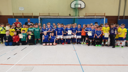 Bild: hä
Im Bild die E-Jugend (Bambinis) mit (hinten links) Jugendleiter Thorsten Ziegler und dem Sport- und Jugendbeauftragten der Stadt, Huberth Rosner.