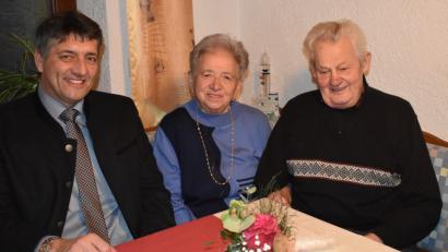 Bild: rgr
Hedwig Bräutigam bekam zu ihrem 80. Geburtstag viele gute Wünsche; unter anderen von Ehemann Georg (rechts) sowie von Bürgermeister Edgar Knobloch (links).