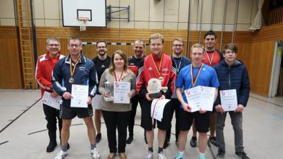 Bild: bsc
TSV-Spartenleiter Gerhard Konz (vorne links) freut sich über einen Platz auf den Siegerpodest und gratuliert den neuen Tischtennis-Ortsmeistern, Daniela Schürlein (vorne, Zweite von links) und Tobias Schultes (vorne, Dritter von links). Simon Hausknecht und Jonas Henze (vorne von rechts) gewinnen die Doppelpaarung.