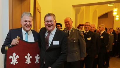 Bild: Wolfgang Steinbacher
Der Landkreis Amberg-Sulzbach und die Stadt Amberg sind längst ein Team - Landrat Richard Reisinger (links) und Oberbürgermeister Michael Cerny sind es offensichtlich auch.