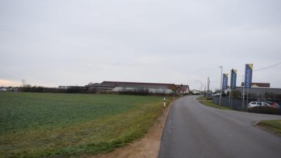 Bild: bnr
Auf der Wiese gegenüber der Firma Quadrus soll ein Parkplatz mit 320 Stellplätzen gebaut werden. Der Gemeinderat gab dafür grünes Licht.