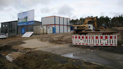 Bild: wro
Wenige Wochen nach dem offiziellen Spatenstich, beherrschen Container und Baufahrzeuge das Bild am künftigen, Interkommunalen Gewerbegebiet bei Wiesau. Von Firmensprecher René Oertel erhielt Oberpfalz-Medien weitere Auskünfte.
