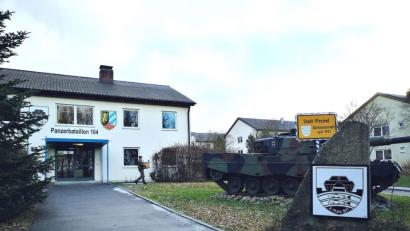 Bild: Thomas Dobler
Kartons packen und wegtragen ist seit zwei Wochen eine Hauptbeschäftigung in der Oberpfalzkaserne. Denn große Teile des Panzerbataillons 104 werden nach Litauen verlegt. 70 Container mit Zubehör und Ausrüstung wurden bereits gepackt. Auch viele Fahrzeuge und Panzer treten die 1400 Kilometer lange Reise an, die nächste Woche beginnen wird.